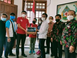 PT Synergy WorldWide Indonesia mengirim bantuan untuk korban Semeru melalui PMI Kota Surabaya.