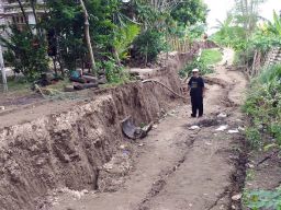 Tanggul di Desa/Kecamatan Kanor, Kabupaten Bojonegoro yang ambles