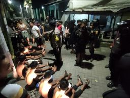Polisi mengamankan para remaja yang hendak tawuran. (Foto: Jajeli Rois/jatimnow.com)
