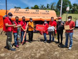 Vice President Consumer Sales Telkomsel Area Jawa Bali Riny Novitriyanti didampingi manajemen Telkomsel menyerahkan bantuan ke pengungsi di Desa Sumberwuluh.