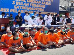 57 tersangka kasus narkoba di wilayah Polres Pelabuhan Tanjung Perak. (Foto: Zain Ahmad/jatimnow.com)