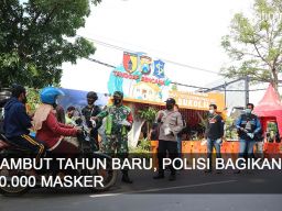 Video: Sambut Tahun Baru, Polisi di Surabaya Bagikan 10.000 Masker