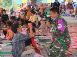 TNI AL Hibur Anak-anak Korban Erupsi Gunung Semeru di Pengungsian