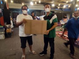 Tom Liwafa menyalurkan bantuan untuk korban erupsi melalui Posko Bonek Peduli Semeru (Foto-foto: Zain Ahmad/jatimnow.com)