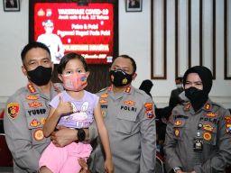 Kapolrestabes Surabaya Kombes Pol Akhmad Yusep Gunawan saat meninjau vaksinasi untuk anak (Foto: Farizal Tito/jatimnow.com)