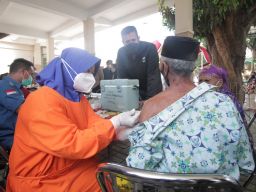 Vaksinasi diberikan kepada lansia di Kota Probolinggo. (Foto: Mahfud Hidayatullah/jatimnow.com)