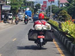 Viral, Motor Plat Merah asal Ponorogo untuk Ngurir di Trenggalek
