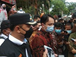 Wamendag Jerry Sambuaga dan Wali Kota Surabaya Ery Cahyadi usai sidak di Pasar Wonokromo. (Foto: Shella Shofiyannajah/jatimnow.com)