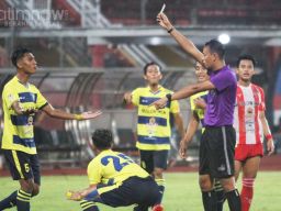 Ketegasan wasit Ahmad Romadhon saat memimpin laga Deltras lawan Gresik United. (Foto-foto: Sahlul Fahmi/jatimnow.com)