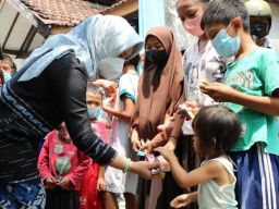 Wali Kota Mojokerto Ika Puspitasari saat antisipasi stunting ke anak. (Foto: Diskominfo Kota Mojokerto/jatimnow.com)