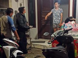 Anggota Unit Reskrim Polsek Sukolilo, Surabaya mendatangi lokasi pencurian motor