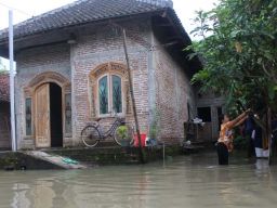 Warga di Jombang saat beraktivitas di tengah banjir (Foto: Achmad Supriyadi/jatimnow.com)