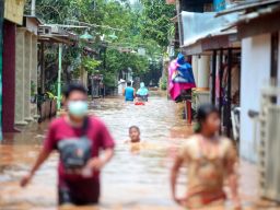 Banjir setinggi satu meter akibatkan belasan desa di tiga kecamatan wilayah timur Kabupaten Pasuruan terendam. (Foto-foto: Moch Rois/jatimnow.com)