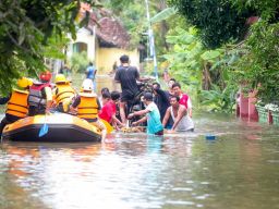 Foto: Aktivitas Warga Rejoso Pasuruan di Tengah Kepungan Banjir