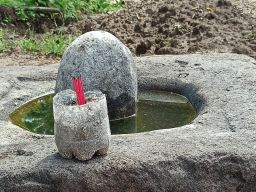 Batu Yoni di Dusun Ngadiro, Kecamatan Jenangan, Ponorogo. (Foto: Mita Kusuma/jatimnow.com)