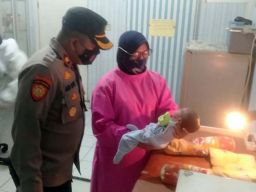 Kapolsek Semampir, Kompol Ari Bayu Aji saat melihat kondisi bayi yang ditemukan terbungkus tas platik di Surabaya