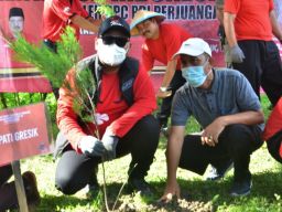 Bupati Gresik Bersama DPD PDI Perjuangan Tanam Pohon di Waduk Bunder