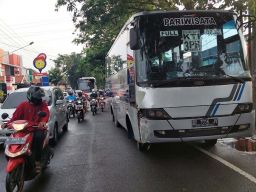 Bus yang hantam motor di Kota Probolinggo (Foto: Mahfud Hidayatullah/jatimnow.com)