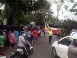 Bus Rem Blong Seruduk 4 Kendaran di Kota Probolinggo, 7 Orang Luka
