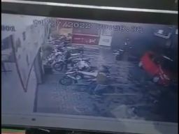 Foto tangkapan layar aksi pencurian di Alfamidi Pasuruan.
