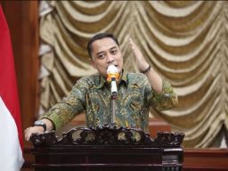 Eri Sentil Kinerja Lurah di Surabaya: Kalau Tidak Mampu, Munduro Gak Popo!