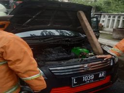 Keluarkan Percikan Api, Mobil Suzuki Ertiga di Surabaya Terbakar