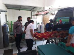 Proses evakuasi jenazah Samporno yang meninggal karena gantung diri. (Foto: Rony Subhan/jatimnow.com)