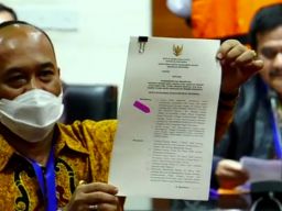 Hakim PN Surabaya diberhentikan sementara pasca OTT KPK.