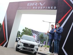 President Director Honda Surabaya Center, Ang Hoey Tiong (kanan) dalam acara Handover Ceremony All New BR-V Driving Redefined (Foto-foto: Fajar Mujianto/jatimnow.com)