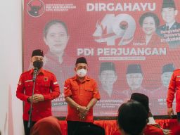 Kader PDI Perjuangan melakukan upacara bendera peringatana HUT PDI Perjuangan ke-49 (Foto-foto: Dok DPC PDI Perjuangan Surabaya)
