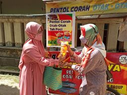 Aksi Ibu Muda di Madiun Bagikan 1000 Minyak Goreng Gratis hingga Ponorogo