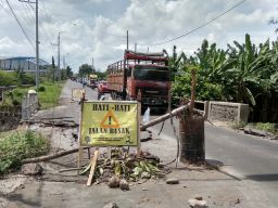 Hati-hati! Jembatan Penghubung Dua Kecamatan di Mojokerto Ambrol
