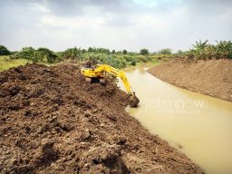 Pengerjaan pengerukan Sungai Kali Lamong, Gresik (Foto: Sahlul Fahmi/jatimnow.com)