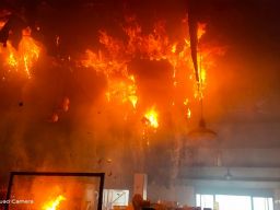 Kebakaran terjadi di Depot Soto Ayam Cak Har, Surabaya. (Foto: grup Kedaruratan 112/jatimnow.com)