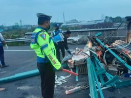Mobil Grandmax Pecah Ban di Tol Sumo, Satu Orang Tewas