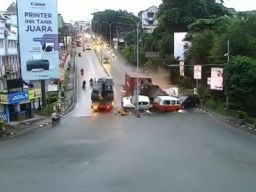 Truk tronton menabrak kendaraan yang berhenti di traffic light Simpang Rapak, Balikpapan. (Foto: Tangkapan layar kamera pengawas/jatimnow.com)