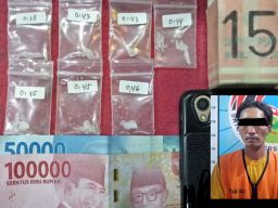 Kolase tukang becak di Surabaya dan barang bukti sabu yang diedarkannya (Foto: Polrestabes Surabaya)