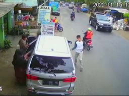 Aksi komplotan pencuri bermodus hipnotis di Kota Malang (Foto: Tangkapan layar video CCTV milik warga)