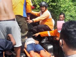 Petugas mengevakuasi korban laka tunggal terjatuh ke sungai di Situbondo. (Foto: Humas Polres Situbondo/jatimnow.com)