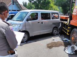 Polisi melakukan olah TKP kecelakaan beruntun di Jombang. (Foto: Satlantas Polres Jombang/jatimnow.com)