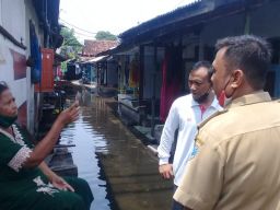 Plt Camat Mayangan Kota Probolinggo M. Abbas saat di lokasi banjir. (Foto: Mahfud Hidayatullah/jatimnow.com)