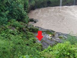 Lokasi penemuan mayat di bantaran Sungai Kalibaru area Bendungan Karangdoro, Banyuwangi. (Foto: Rony Subhan/jatimnow.com)