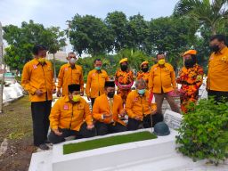 Para pengurus dan Ketua DPD MKGR Jawa Timur Dr. Kodrat Sunyoto saat ziarah ke makam pahlawan di TMP Mayjend Sungkono Surabaya. (Foto: Tito Farizal /jatimnow.com)