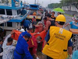 Proses evakuasi jenazah nelayan asal Pasuruan yang ditemukan di laut Probolinggo (Foto: Satpolair Polres Probolinggo)