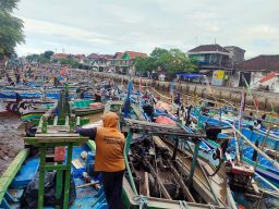 Ratusan Nelayan di Pasuruan Tidak Berani Melaut Akibat Angin Kencang