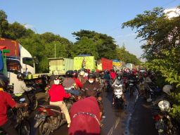 Jalur Probolinggo - Surabaya macet karena genangan. (Foto: Moch. Rois/jatimnow.com)