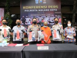 Polresta Malang Kota saat menggelar konferensi pers kasus pencabulan terhadap 7 siswi SMP yang dilakukan pelatih jaranan YR. (Foto: Galih Rakasiwi/jatimnow.com)