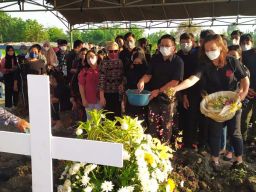 Prosesi pemakaman mahasiswa Ubaya Erfando yang meninggal saat mengikuti Mapaus Adventure Training XXXV (Foto: Humas Ubaya for jatimnow.com)