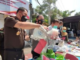 Kejari Tanjung Perak Surabaya Musnahkan Belasan Kilo Sabu hingga Kosmetik Ilegal