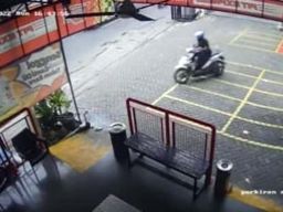 Bandit Motor Perpakaian Serba Hitam Satroni Parkiran Dealer Honda di Surabaya